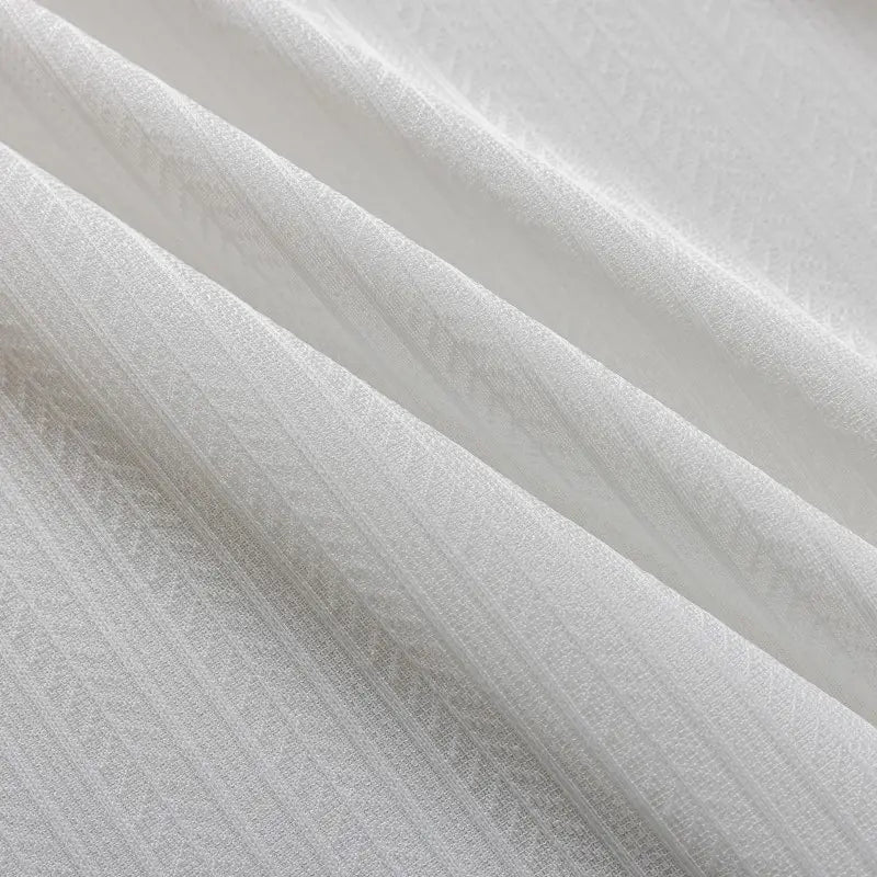 Witte semi-transparante gordijnen met verticale textuurstrepen