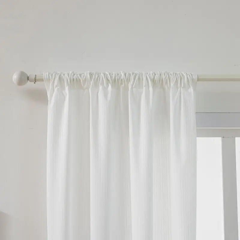 Witte semi-transparante gordijnen met verticale textuurstrepen